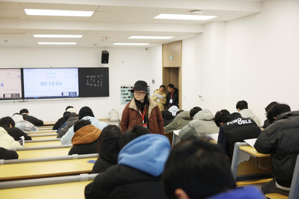 【中央廣電總臺國際在線】南昌應(yīng)用技術(shù)師范學(xué)院校領(lǐng)導(dǎo)深入期末考場實地檢查考務(wù)組織與考風(fēng)建設(shè)